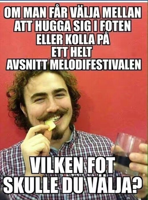 En man håller en ost och ett glas dryck framför en röd bakgrund med en humoristisk text om att välja mellan smärta och Melodifestivalen.