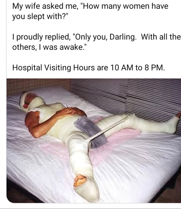 Person som ligger på en sjukhussäng, helt inlindad i bandage, med en humoristisk text ovanför.