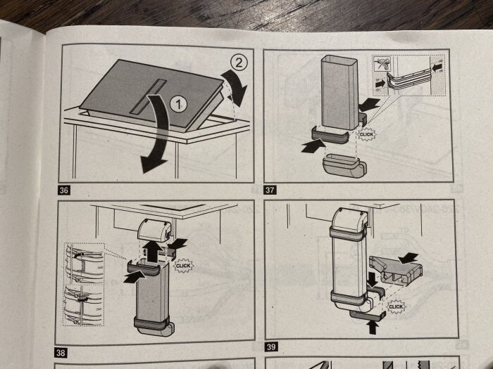 Instruktionsbilder för montering av spishäll med integrerad fläkt och ventilationskanal. Stegvisa instruktioner visas, inklusive "klicka fast" moment.