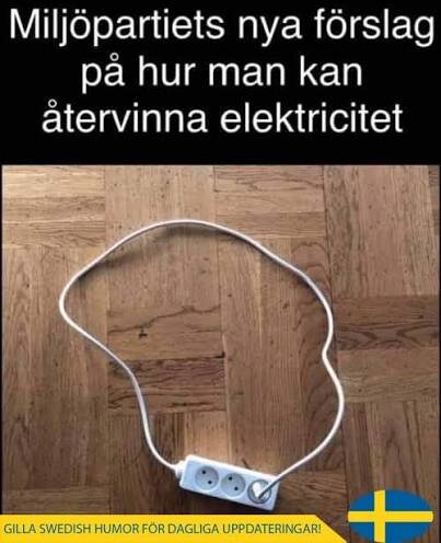 Förlängningssladd bildar en sluten cirkel på trägolv, humoristisk text om återvinning av elektricitet ovanför, svensk flagga syns.