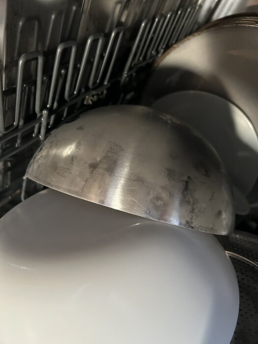 Fläckiga metallföremål i diskmaskin från Ikea Söderboda, visar missfärgningar som uppstått efter en månads användning.