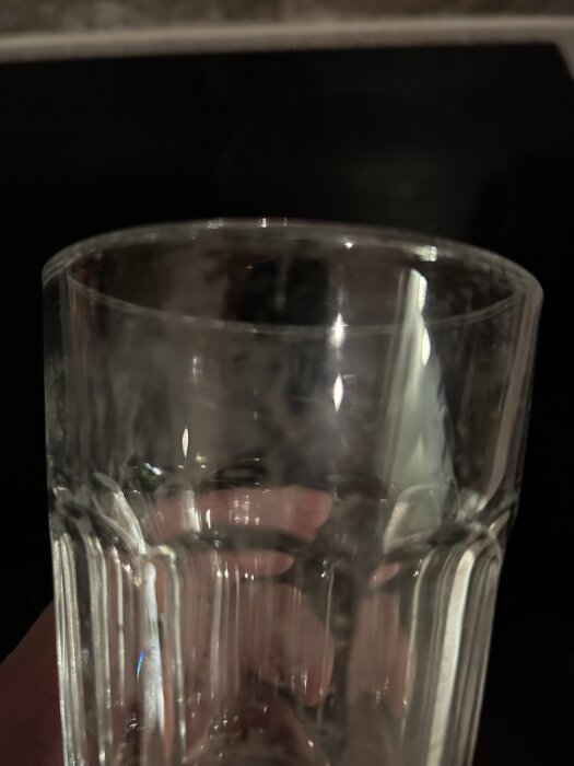 Glas med suddiga metallfläckar efter diskning i ny diskmaskin från Ikea Söderboda.