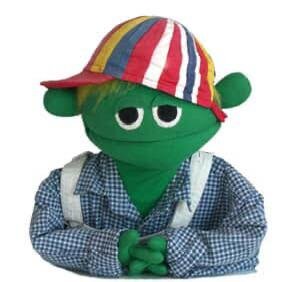 Grön handdocka med randig keps och blå rutig skjorta.