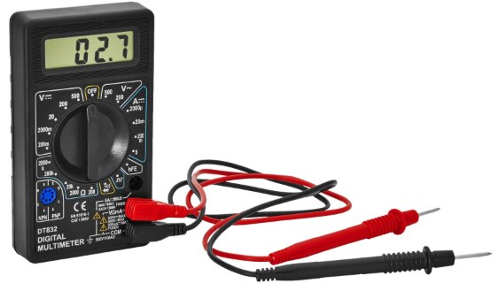 Digital multimeter med visning av 0.27, röda och svarta mätkablar, används för elektronik och låga spänningar.