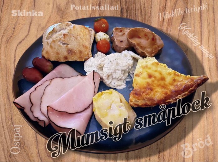 Tallrik med ostpaj, potatissallad, skinka, cherrytomater, fläskfilé och bröd. Text: "Mumsigt småplock".