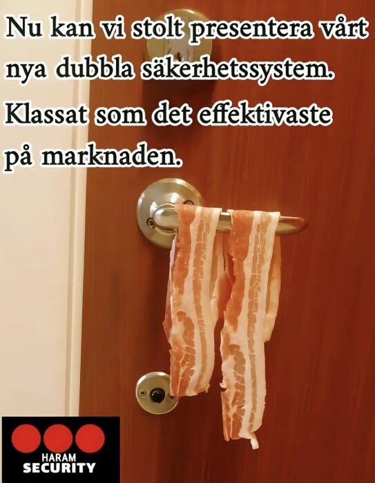 Bild av baconskivor som hänger över ett dörrhandtag, parodiskt beskrivet som ett "säkerhetssystem". Text på bilden: "Nu kan vi stolt presentera vårt nya dubbla säkerhetssystem.