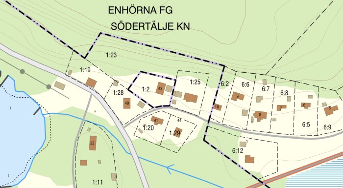 Kartbild som visar kommungränser mellan Södertälje och Nykvarn, där hus nummer 42 ligger i Södertälje medan närliggande hus ligger i Nykvarn.