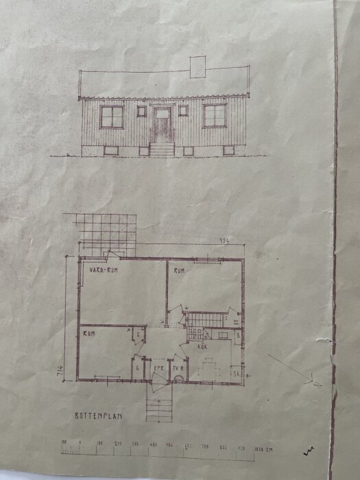Arkitektritning över hus från Svenska trähus modell EA6 068, byggt 1944, visar fasad och bottenplan med rum och måttangivelser.