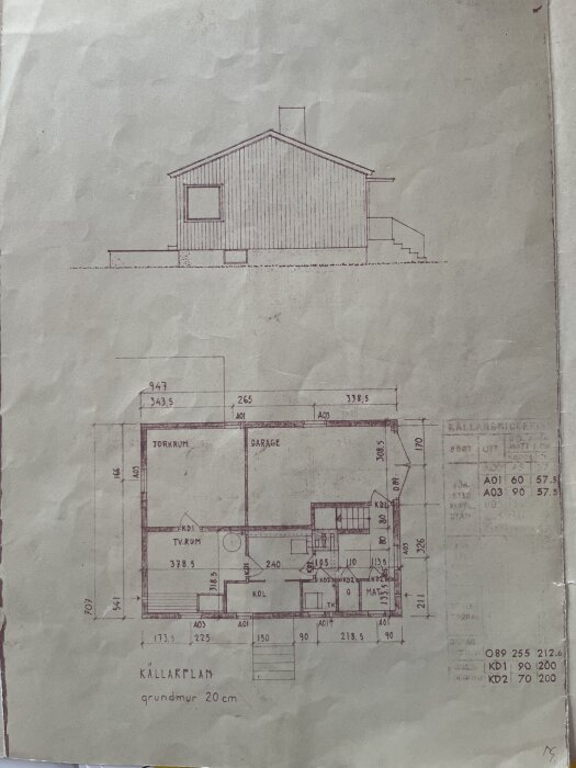 Ritning av källarvåning och fasad på ett hus från Svenska trähus, byggår 1944, modell EA6 068, med detaljerade måttangivelser.