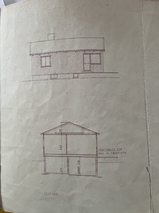 Ritning av ett hus från 1944 med en fasadvy och en sektionsvy som visar väggtjocklek och planlösning.