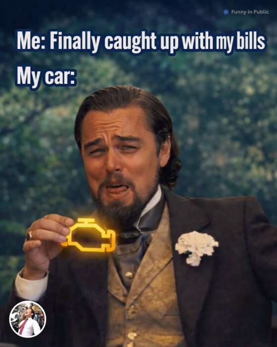 Meme med en man i kostym som håller en lysande motorlampa, med texten "Me: Finally caught up with my bills, My car:".