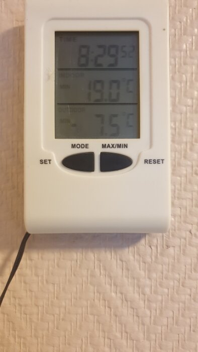 Digital termometer visar utomhus 7,5°C och inomhus 19,0°C kl. 8:29.
