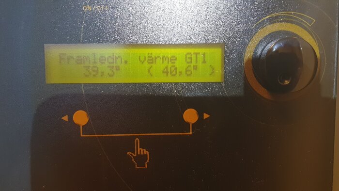 Display på värmepump med temperatur 39,3 grader och målvärde 40,6 grader.