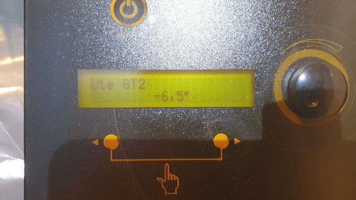 Display som visar temperaturen "Ute GT2 -6,5°", troligen från en värmepump eller klimatanläggning.