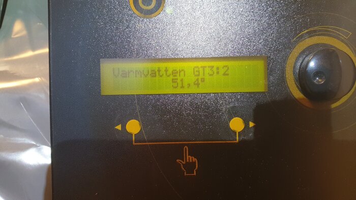 Display med texten "Varmvatten GT3:2, 51,4°" från en hushållsapparat.