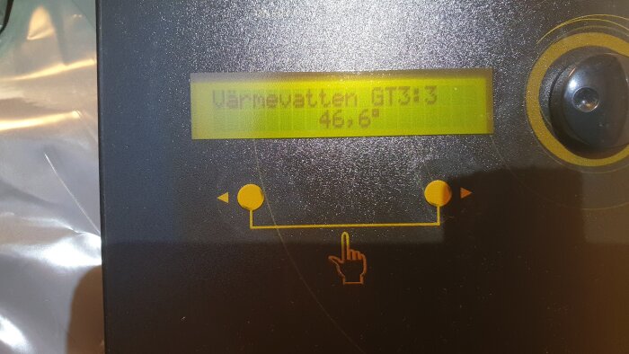 Display på en värmepanna som visar varmvattentemperaturen GT3:3, 46,6 grader.