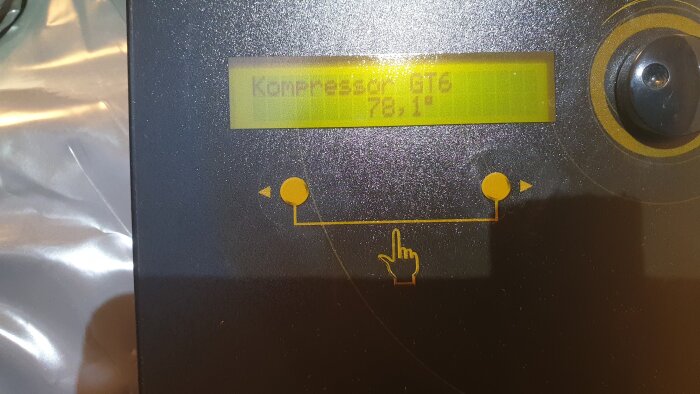 Display av en kompressor visar texten "Kompressor GT6" och temperaturen 70,1 grader.