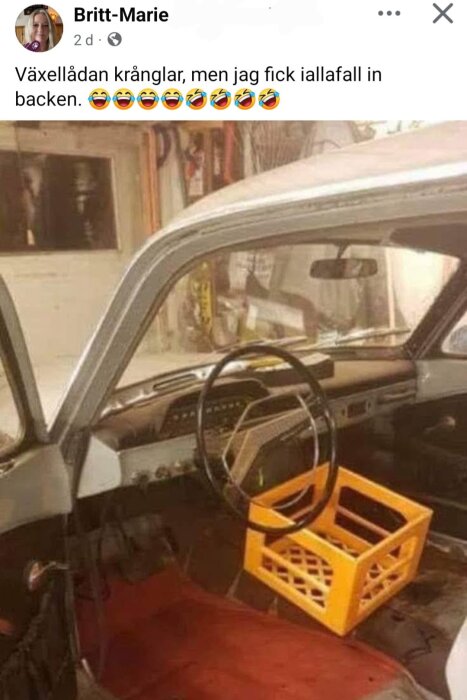 Inuti en bilhytt med en orange plastback som förarsäte, bredvid en ratt och instrumentpanel.
