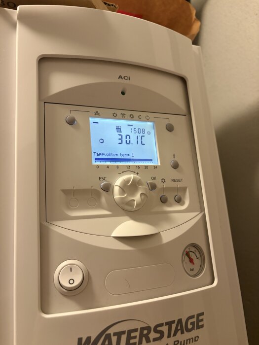 Digital display på en värmepump av märket Waterstage, visar tappsvarmvattentemperatur på 30,1 grader Celsius.