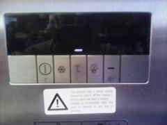 Digital display på en Grundig GFN13824 frys med knappar för temperaturinställning, möjligt problem med temperaturvisning och justering.