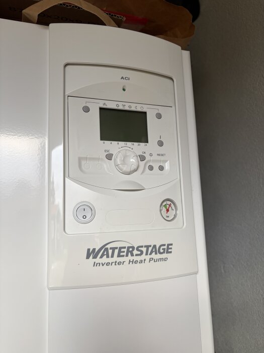 Värmepump med tryckmätare som visar nästan 3 bar, märkt "Waterstage Inverter Heat Pump".