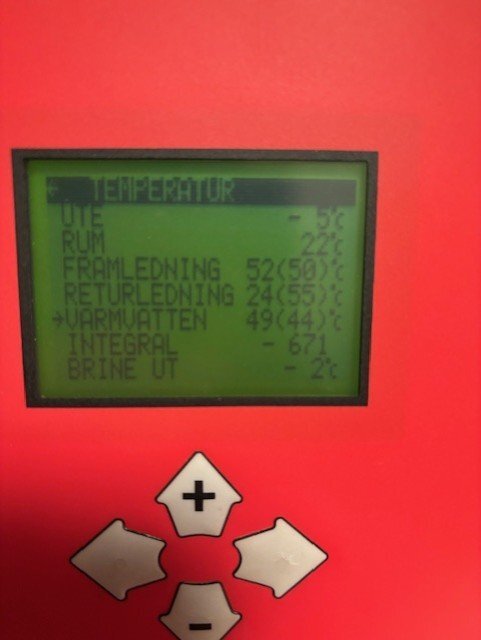 Digital display med temperaturvärden från bergvärmepump; visar ute, rum, framledning, returledning, varmvatten, integral och brine ut.