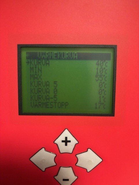 Display på en bergvärmepump som visar värmekurva med olika temperaturinställningar, inklusive min och max temperatur.