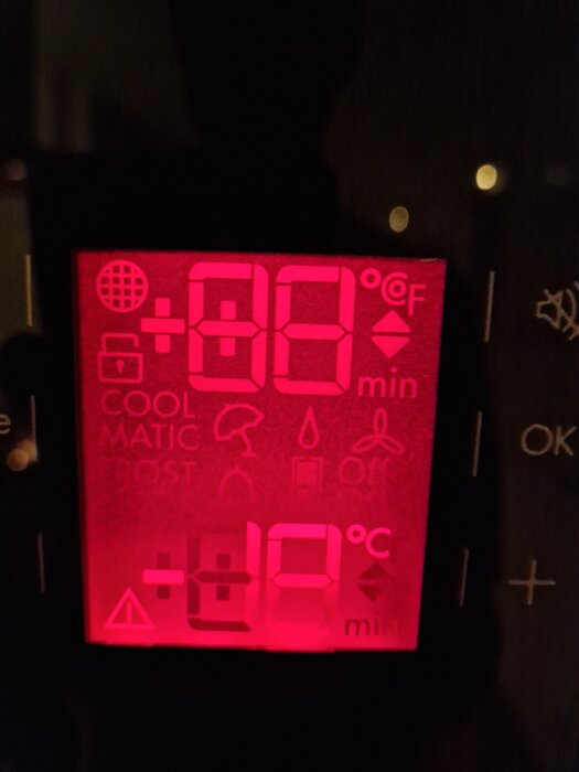 Röd digital skärm med temperaturinställningar och ikoner för funktioner som "Cool Matic" och "Boost". Visar +8°C och +18°C.