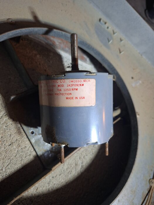 Elektrisk motor med etikett från GE Electric Co., modell JA2P092K#, 220V, 50Hz, 1250 RPM, "Made in USA", monterad i metallram.