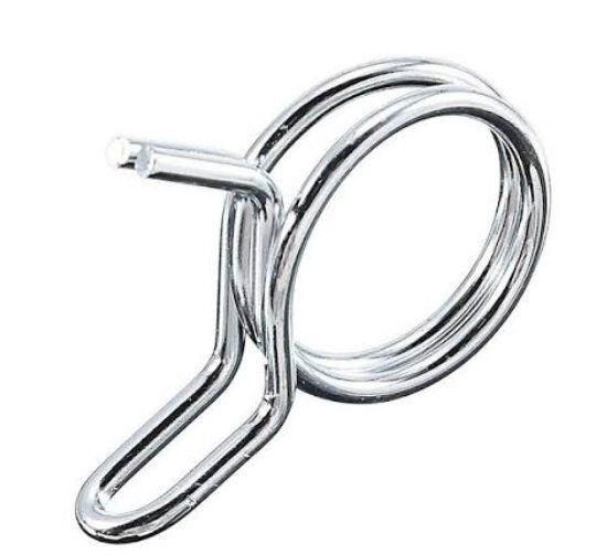 Fjäderklämma för slang med metallisk yta, spiralformad design.