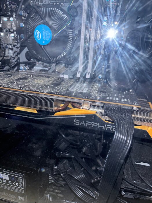 Sapphire grafikkort installerat i en dator med synliga kablar och fläkt.