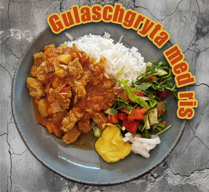Gulaschgryta med ris, serverad med sallad, picklad lök och ostsås på en tallrik.