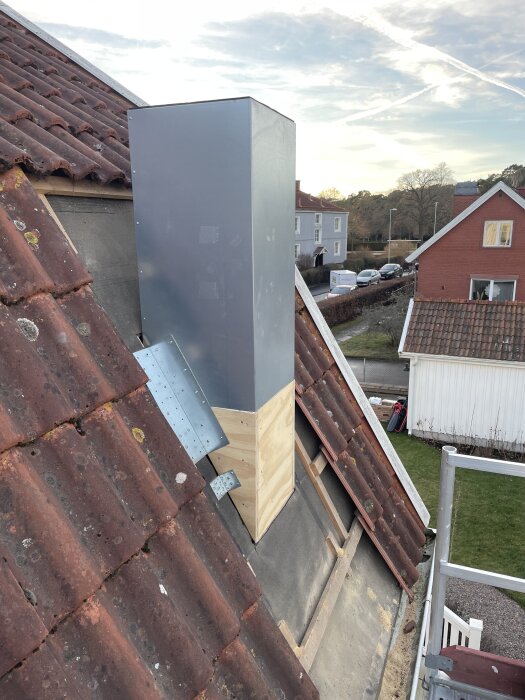 Imkanal på taket med ljuddämpare vid renovering av kök, installerad genom kattvinden med extern fläktmotor.