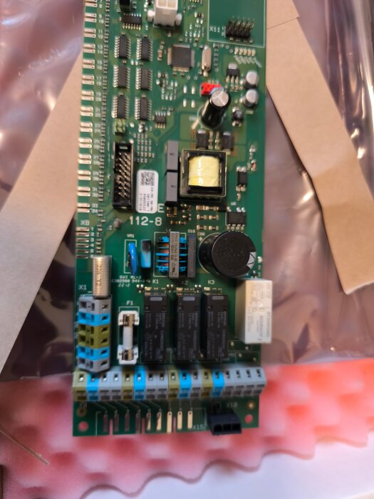 Elektroniskt kretskort med komponenter och anslutningar, troligen relaterat till ett projekt för byte av del i ett bygg- eller renoveringsarbete.