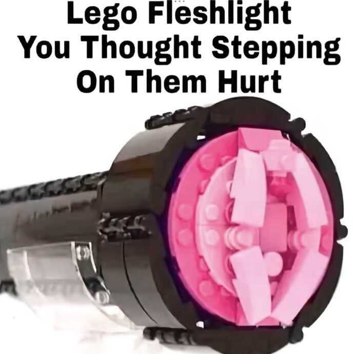 En konstruktion av Lego med en humoristisk caption om smärta när man kliver på Lego-bitar.