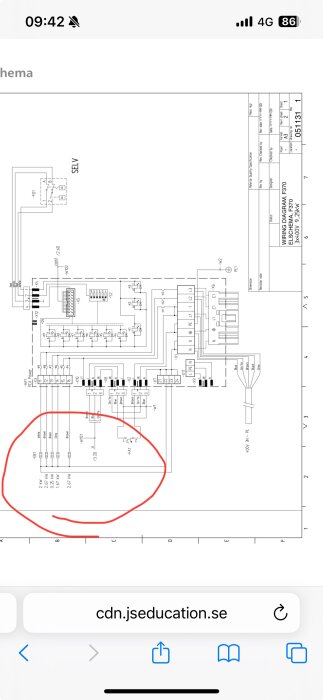 Elschema med detaljerade kopplingspunkter och komponenter markerade med röd cirkel, visar delar av ett elektriskt system.