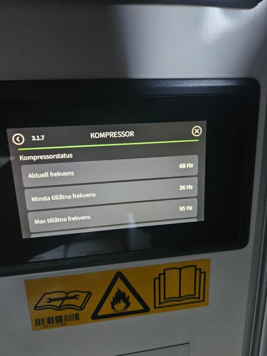 Skärm på värmepump visar kompressorfrekvenserna: aktuell 68 Hz, minst tillåtna 26 Hz, max tillåtna 95 Hz. Säkerhetssymboler nedanför.