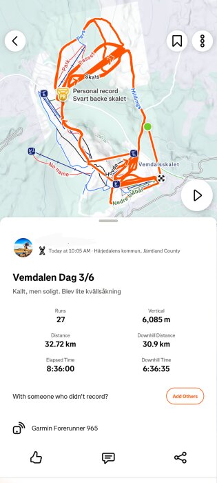 Karta över Vemdalens skideleder med spår i olika färger och statistik om avstånd, tid och höjd. Text om kallt väder och kvällsåkning. Använd Garmin Forerunner 965.