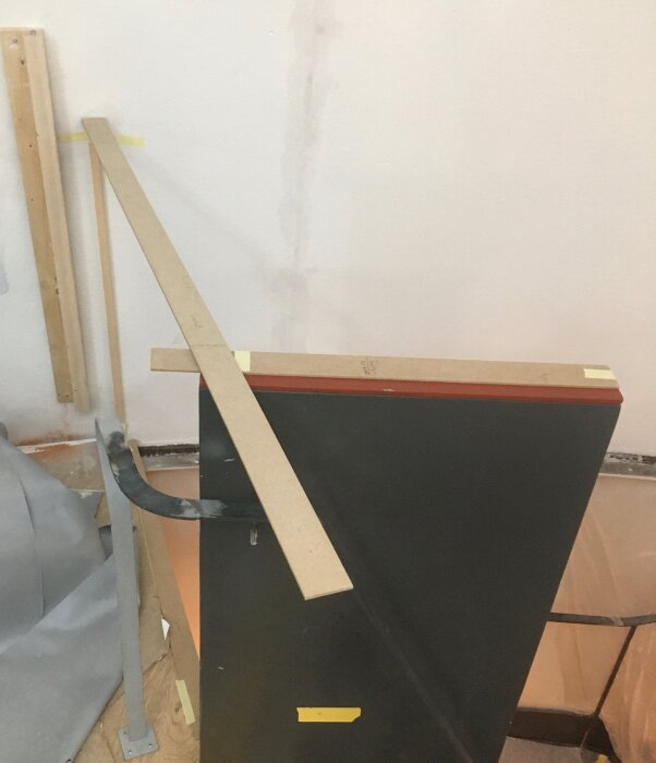 Mallning och mätning av överliggare och räcke med hjälp av MDF-remsor vid renovering av skolbibliotekets spaljé.