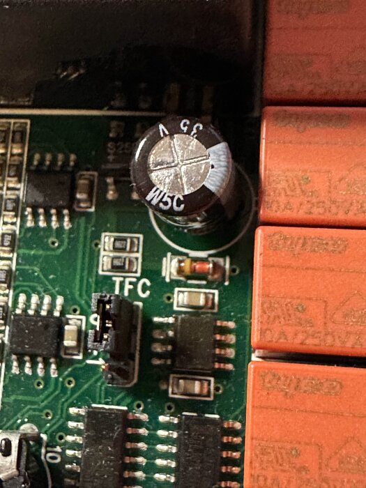 Närbild av ett styrkort med en kondensator märkt 35V och omgivande elektroniska komponenter, del av ventilationsaggregat.