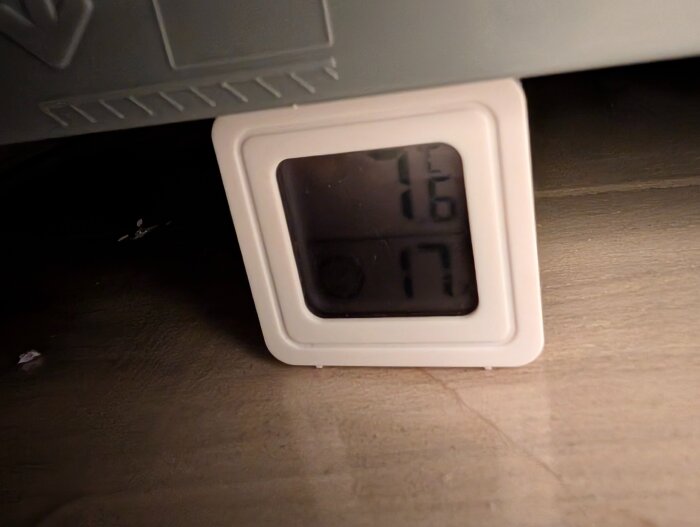 Digital termometer visar 7,6 grader under ett köksskåp, vilket indikerar isoleringsproblem enligt inlägget.