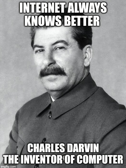 En svartvit meme-bild av en man med texten "Internet always knows better, Charles Darvin, the inventor of computer".
