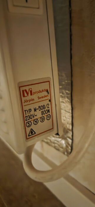 Element med etikett från LV produkter, 230V, 800W.