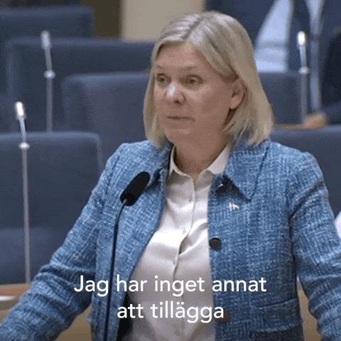 En person i en debatt talar i en mikrofon klädd i blå kavaj. Text på bild säger: 'Jag har inget annat att tillägga.'