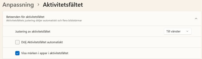 Inställningsskärm för aktivitetsfält i Windows med alternativ för justering åt vänster och visa märken i appar.