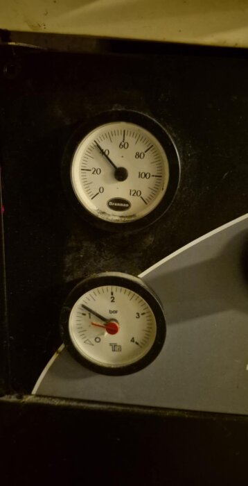 Manometrar på pannan visar lågt tryck och låg temperatur, under 40 grader, på en värmeanläggning från Värmebaronen i ett nyinköpt hus.