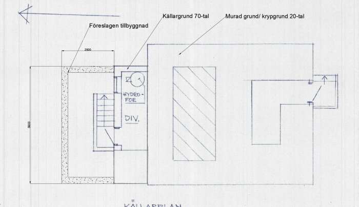 Ritning som visar planerad tillbyggnad med nuvarande källargrund från 70-talet och murad grund/krypgrund från 20-talet.