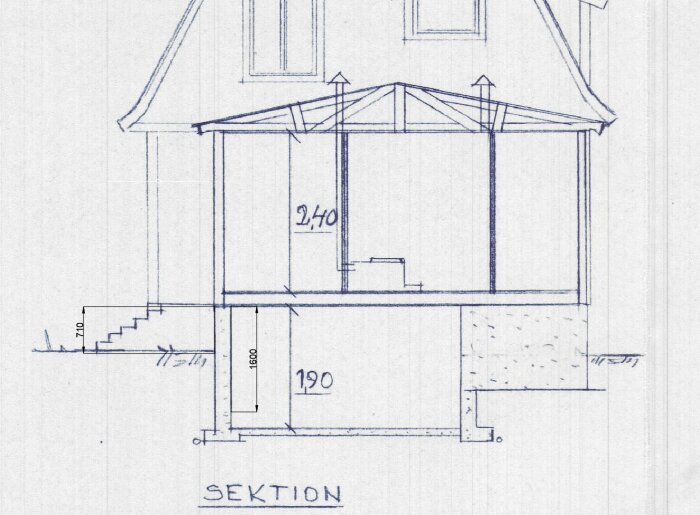 Arkitektritning av hussektion visar tillbyggnad och källargrund med markeringar för ståhöjd och sockel.