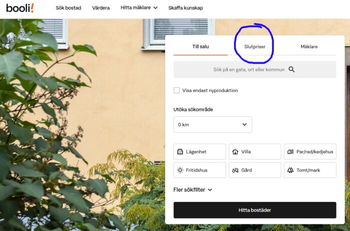 Sida från Booli på en fastighetsmäklare webbplats med filtreringsalternativ och sökfält, omgiven av grönska och gulmålad husvägg.