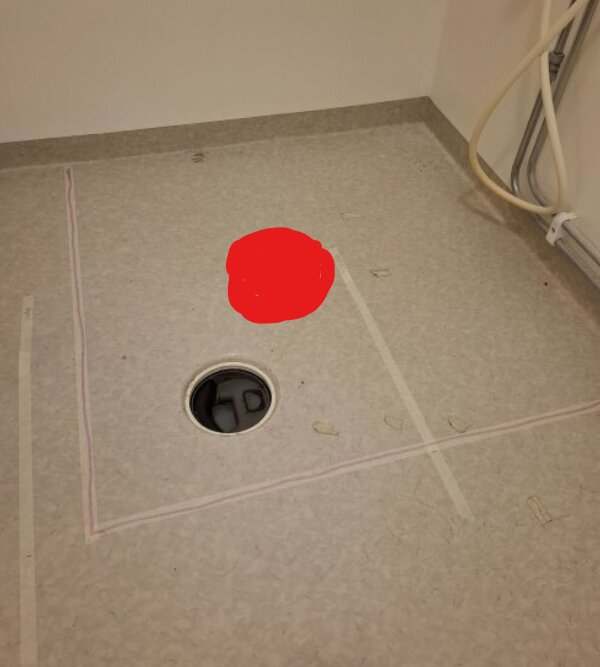 Golv med markerad plats för duschbrunn och rör, med vikt på monteringsplatta för träbjälklag enligt tillverkaren.